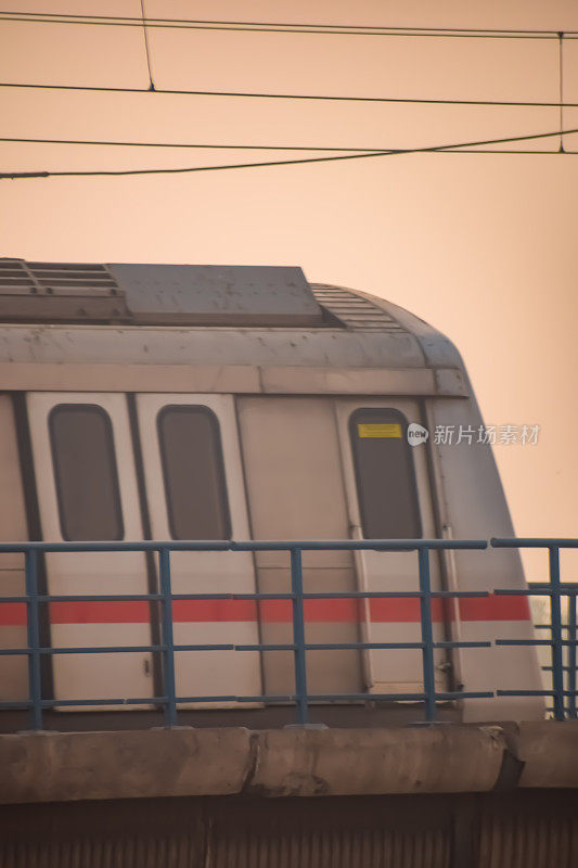 印度新德里- 2023年10月9日-德里地铁列车抵达印度新德里jhanddewalan地铁站，公共地铁从jhanddewalan站出发